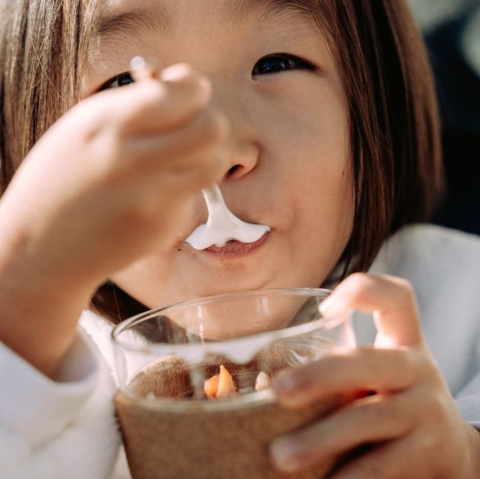 COCONOをおいしそうに食べる子ども