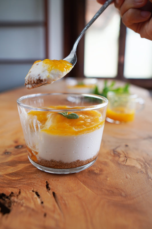 レアチーズケーキ風 in a cup～マンゴーソース添え